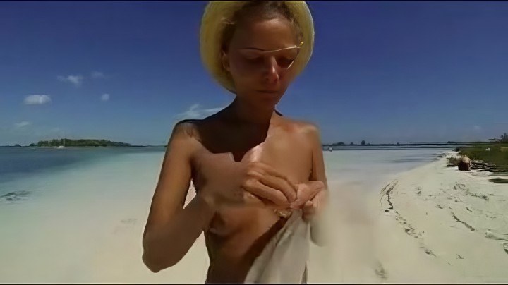 Очаровательная шлюха на пляже